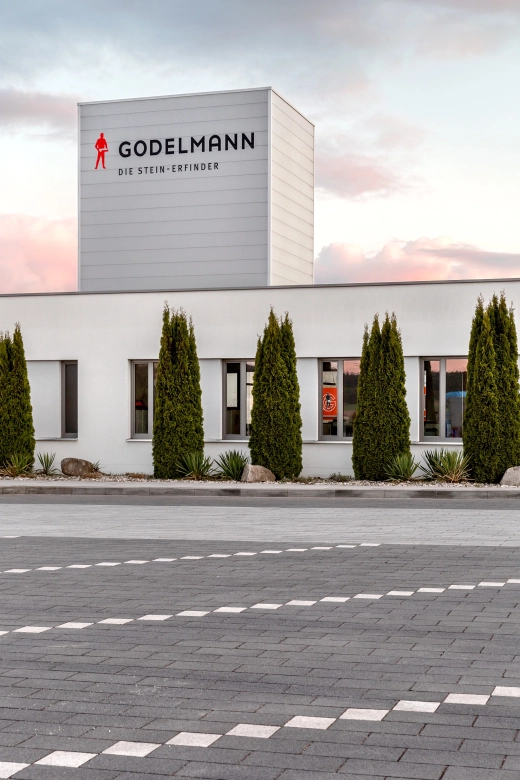 Blick auf den LKW-Parkplatz mit Bürogebäude im Hintergrund.