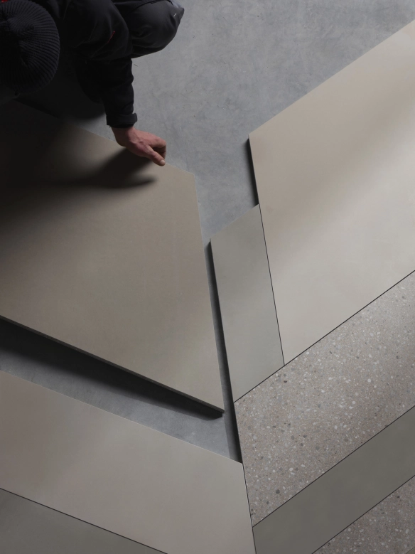 GDM.AWA tile: Verlegung der Platten auf dem Boden in unterschiedlichen Formaten.