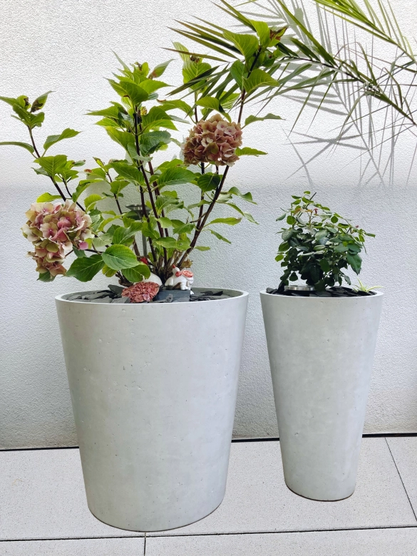 Planted planter with smooth surface made of high-performance concrete with air voids