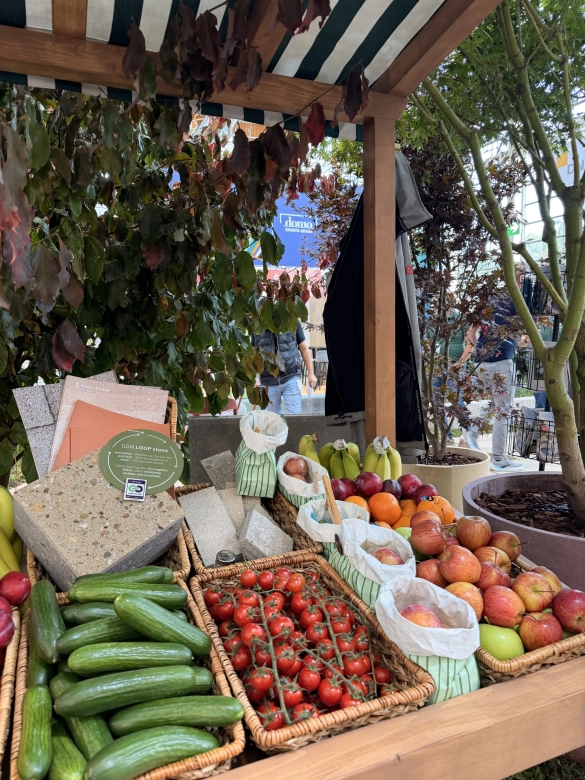 Marktstand mit Gemüse als Teil der GREEN and THE CITY Inszenierung
