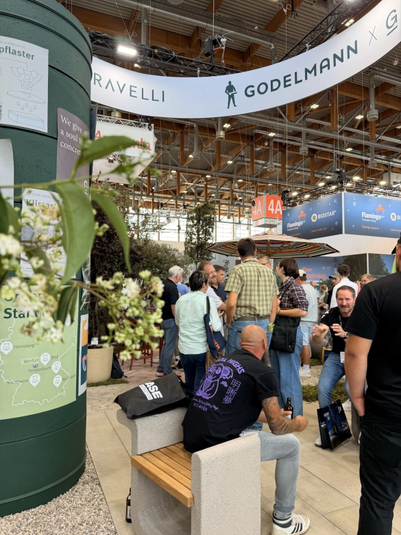 Begrünter GODELMANN Messestand auf der GaLaBau 2026 und einem regen Messetreiben