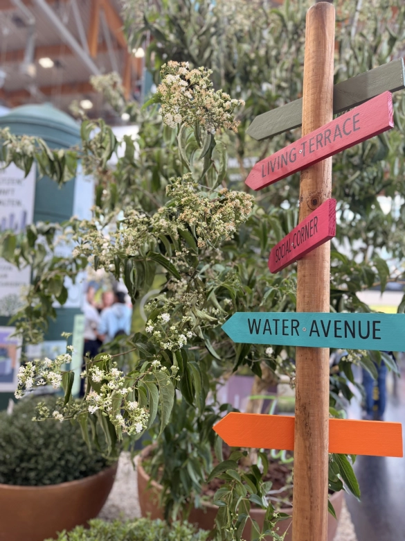 Wegweiser im GREEN and THE CITY Bereich am Messestand