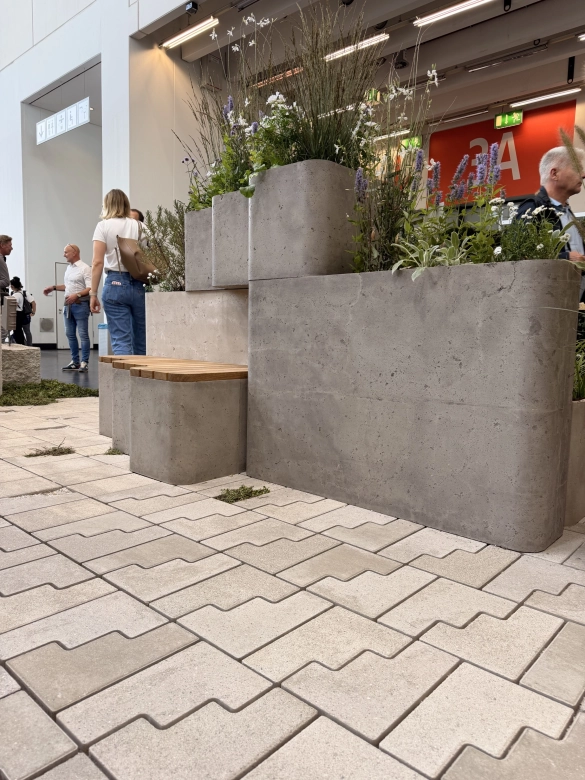 GODELMANN Pflasterfläche und Pflanzgefäße von Gravelli auf der GaLaBau 2026