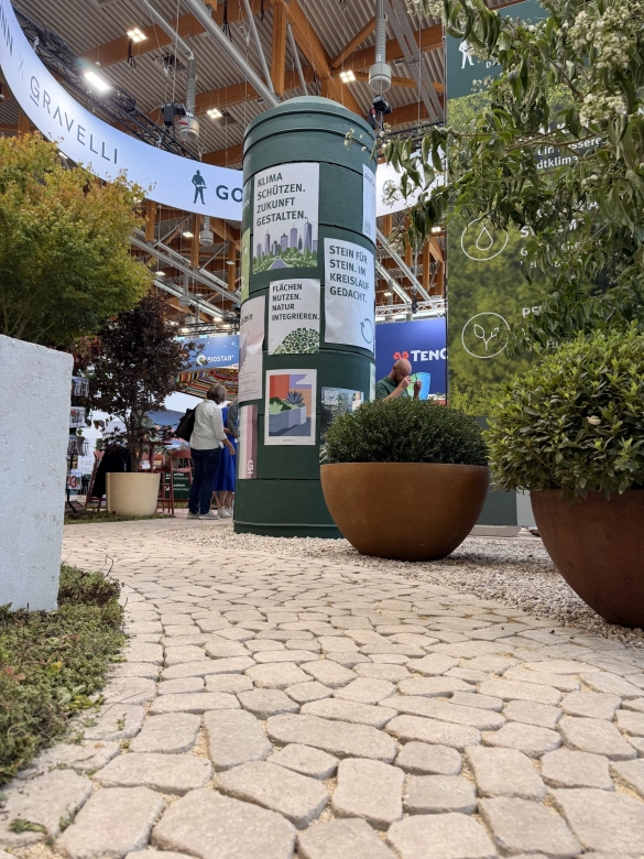 Messestand mit Pflanzgefäßen von Gravelli und GODELMANN Produkten