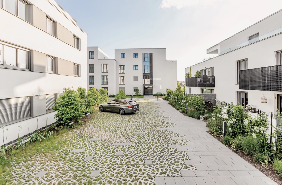 begrünter Parkplatz Wohnungsbau