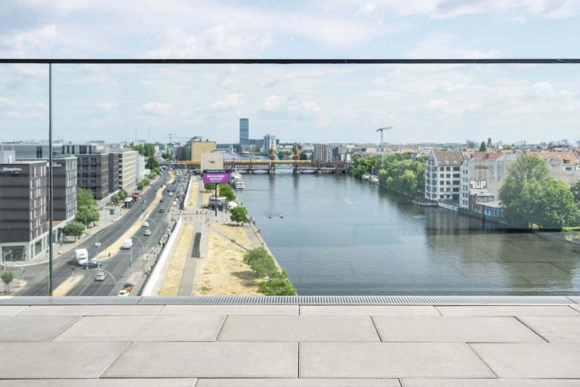 Balkon schmal mit Terrassenplatten sandgrau