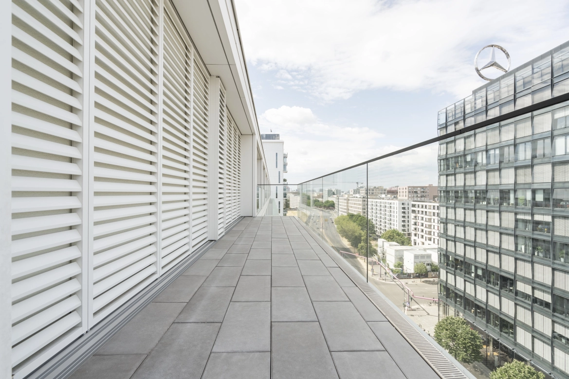 Schmaler Balkon mit Terrassenplatten sandgrau