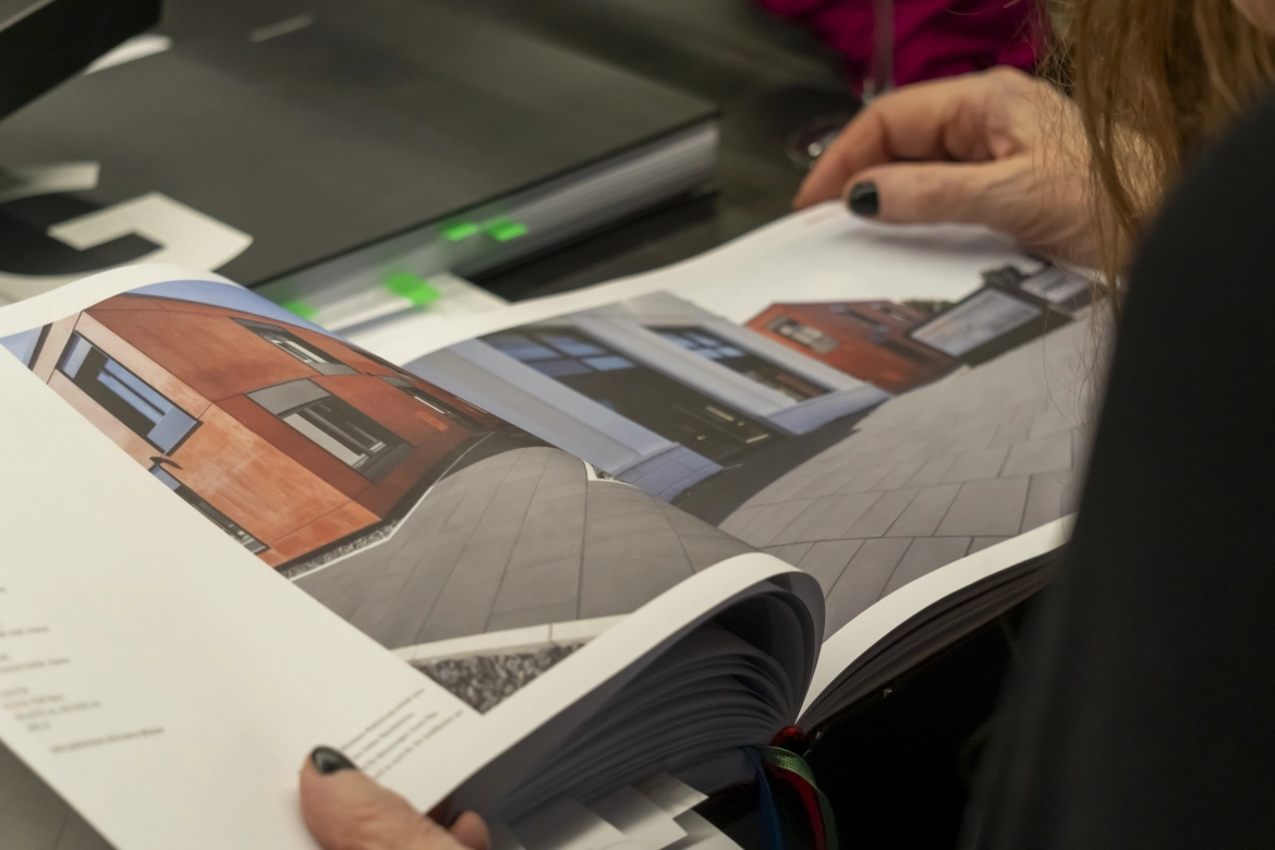 Person blättert durch Projektkatalog