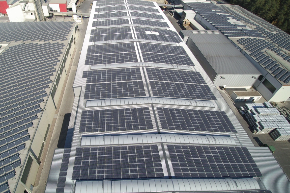 Blick auf die Photovoltaik-Anlagen auf dem Dach der Produktionsanlagen.