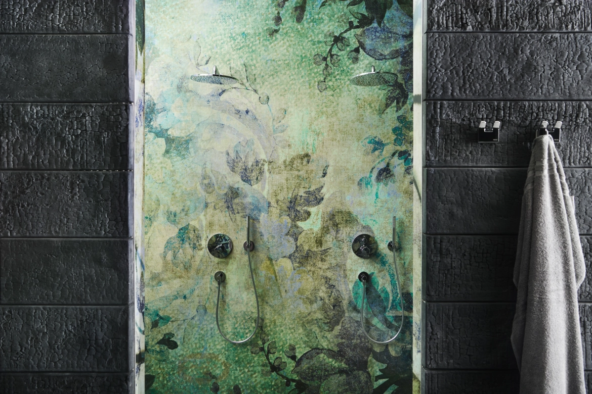 Blick auf die Dusche, die floral gestaltet wurde und von SHOU SUGI BAN eingerahmt wird.