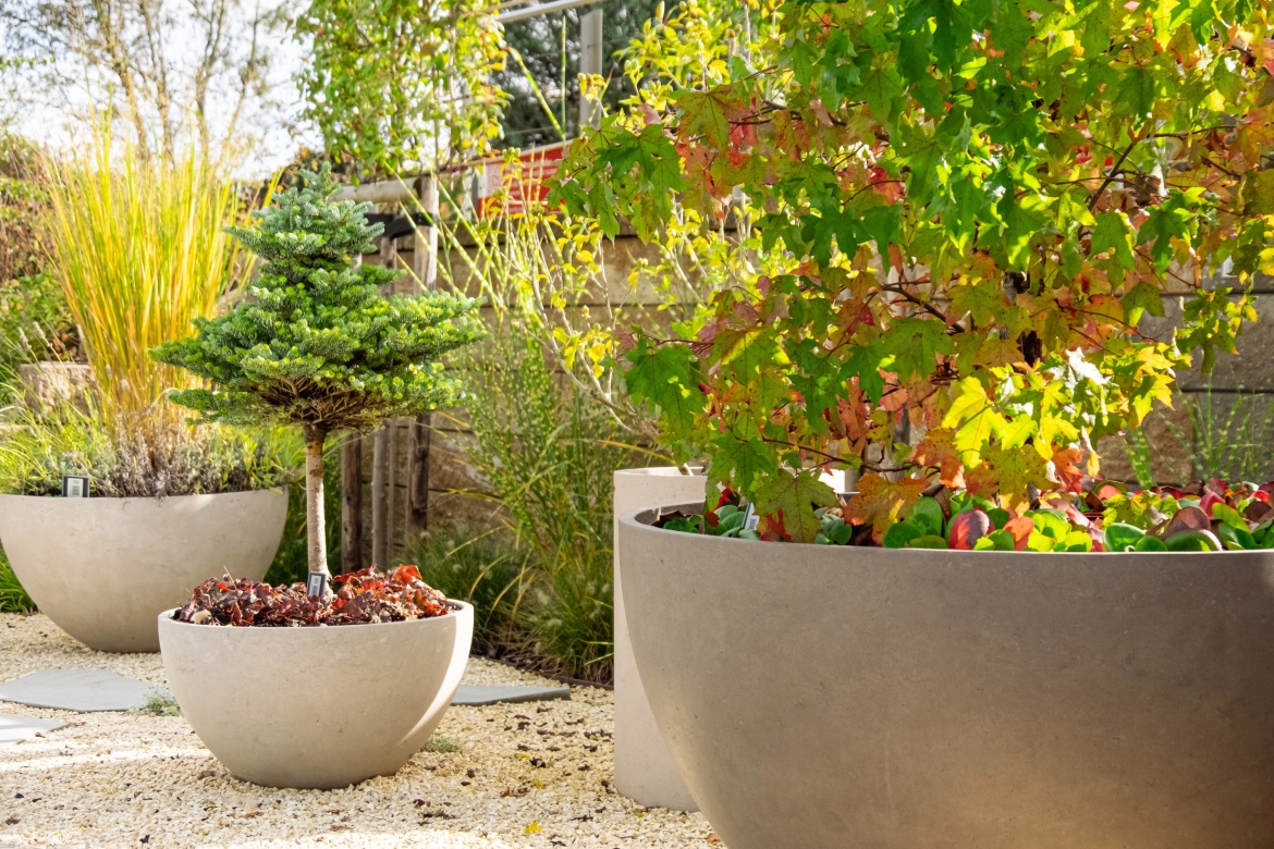 Planter with smooth surface made of high-performance concrete with air voids