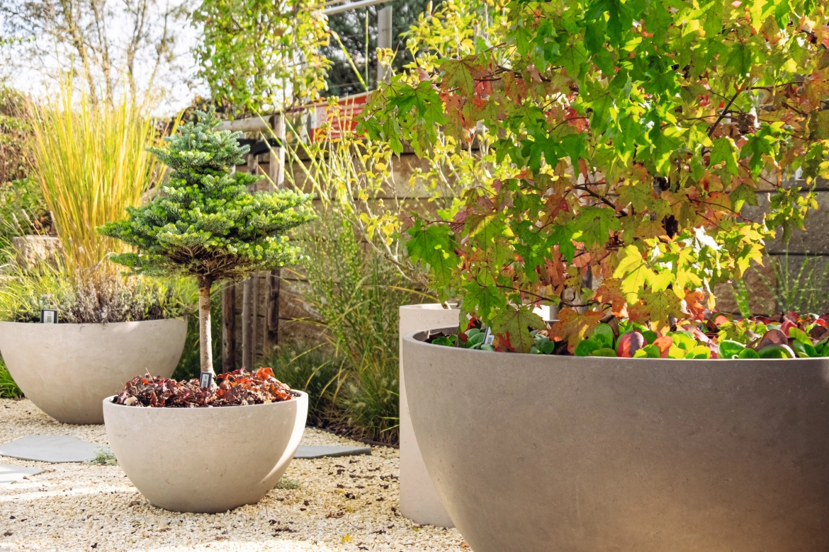 Bepflanztes Pflanzgefäß aus schalungsglatter Oberfläche aus Hochleistungsbeton mit Luftporen