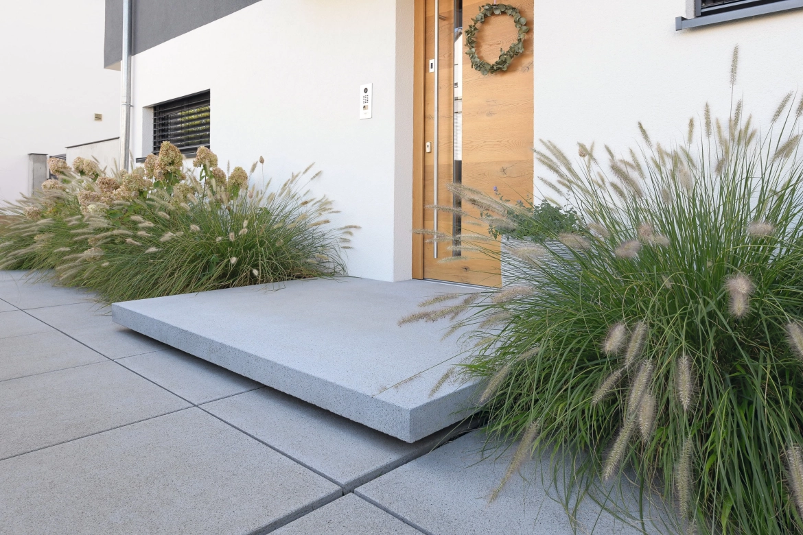 Hauseingang mit Podest in grau 