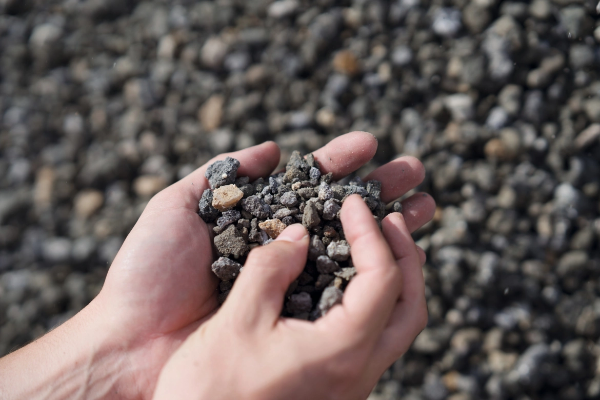 Recycling-Material in der Hand. 