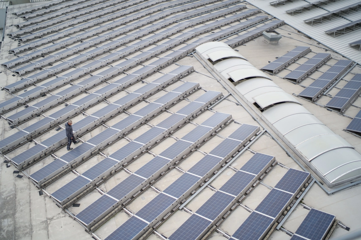 Hallendach mit PV-Anlage