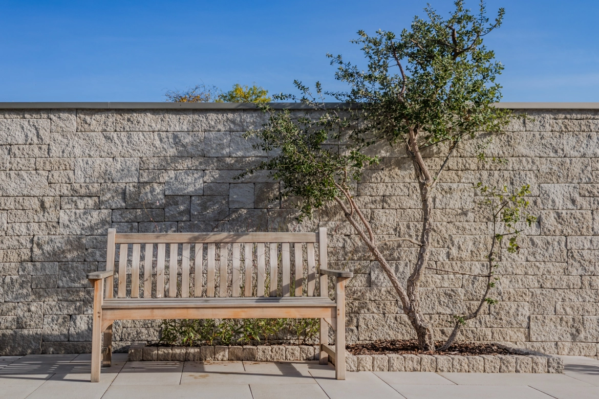 Gartenmauer aus Betonsteinen als Gestaltungselement im herbstlichen Ideen-Garten