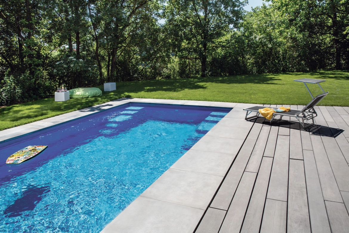 Pool mit länglichen Betonplatten in Holzoptik