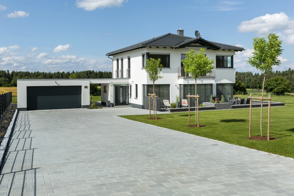 Modernes Haus mit großer Zufahrt und Pflaster in Reihenverband 