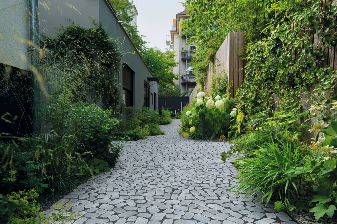 Weg und Hauseingänge mit Bolero stone 