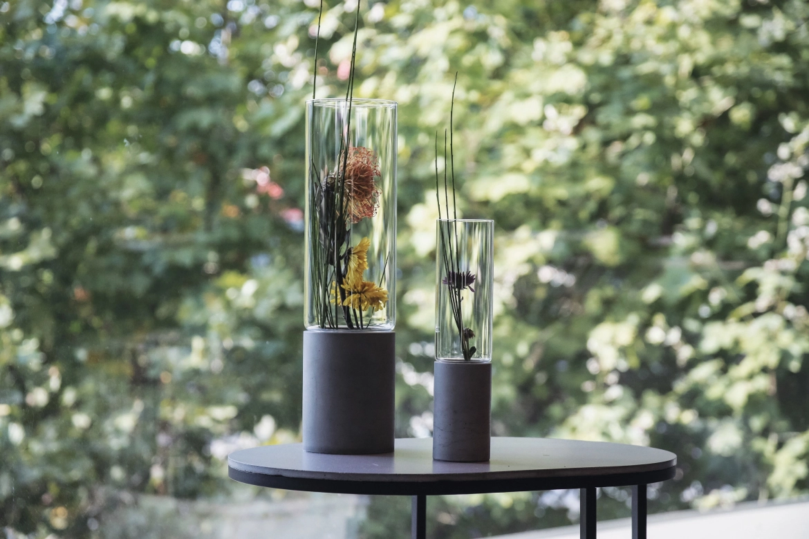 Blumenvase aus Beton und Glas