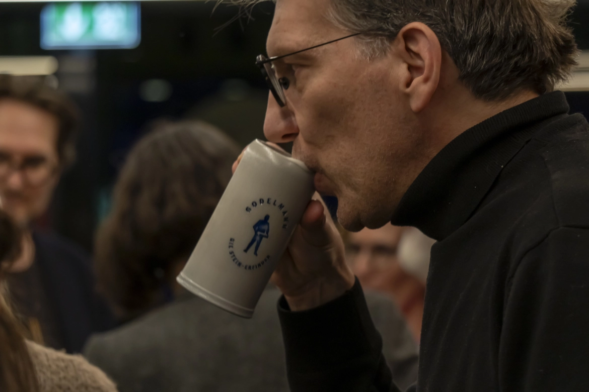 Mann trinkt aus Godelmann-Stein-Bierkrug