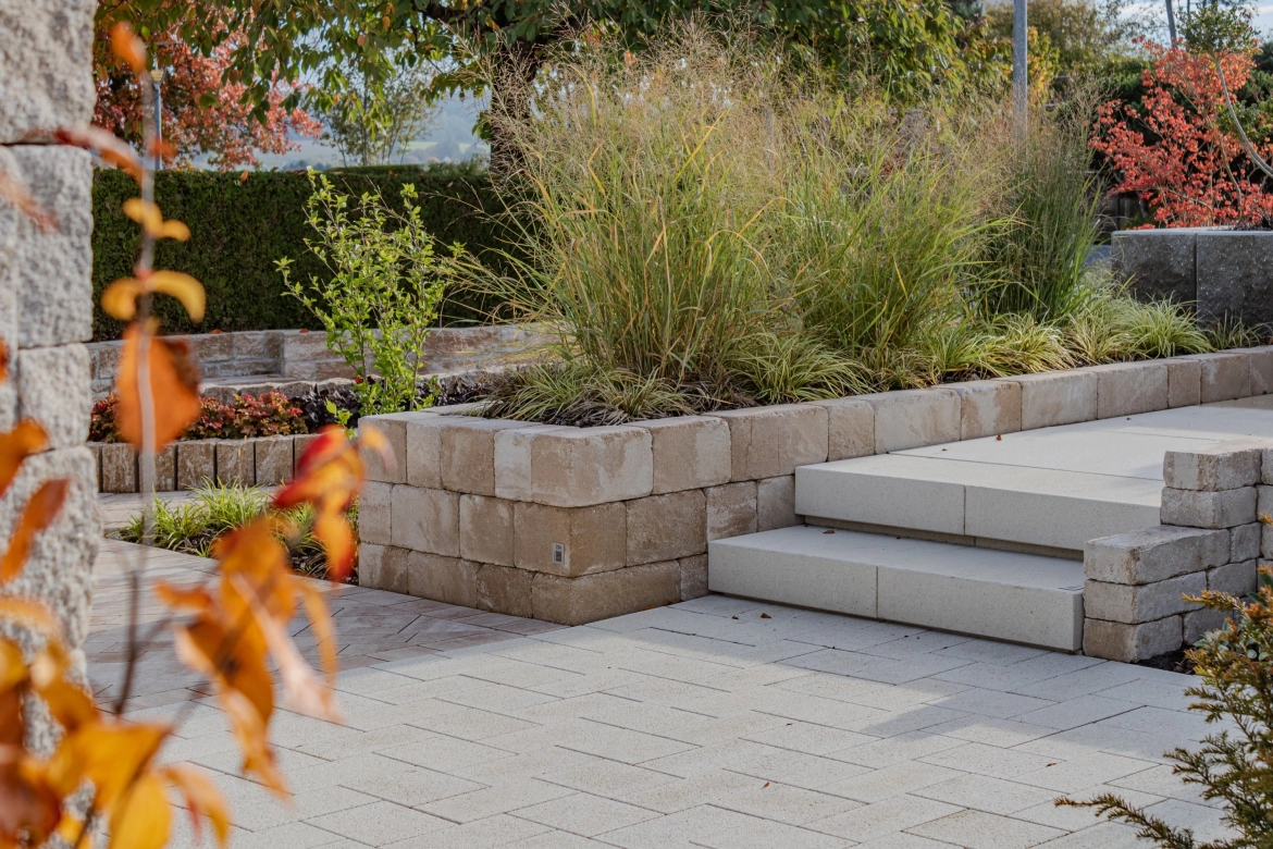 Herbstliche Gartenanlage mit aufeinander abgestimmten Materialien und Farben