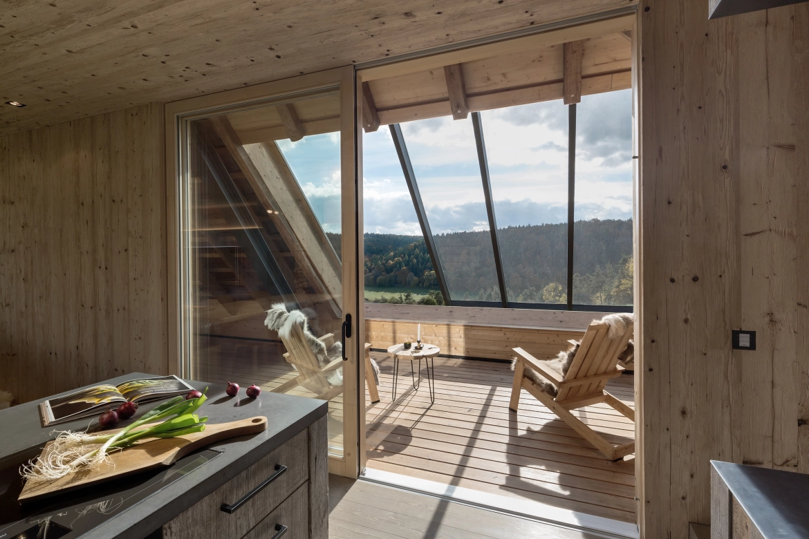 Küche mit Arbeitsplatte aus Beton mit Blick zum Balkon