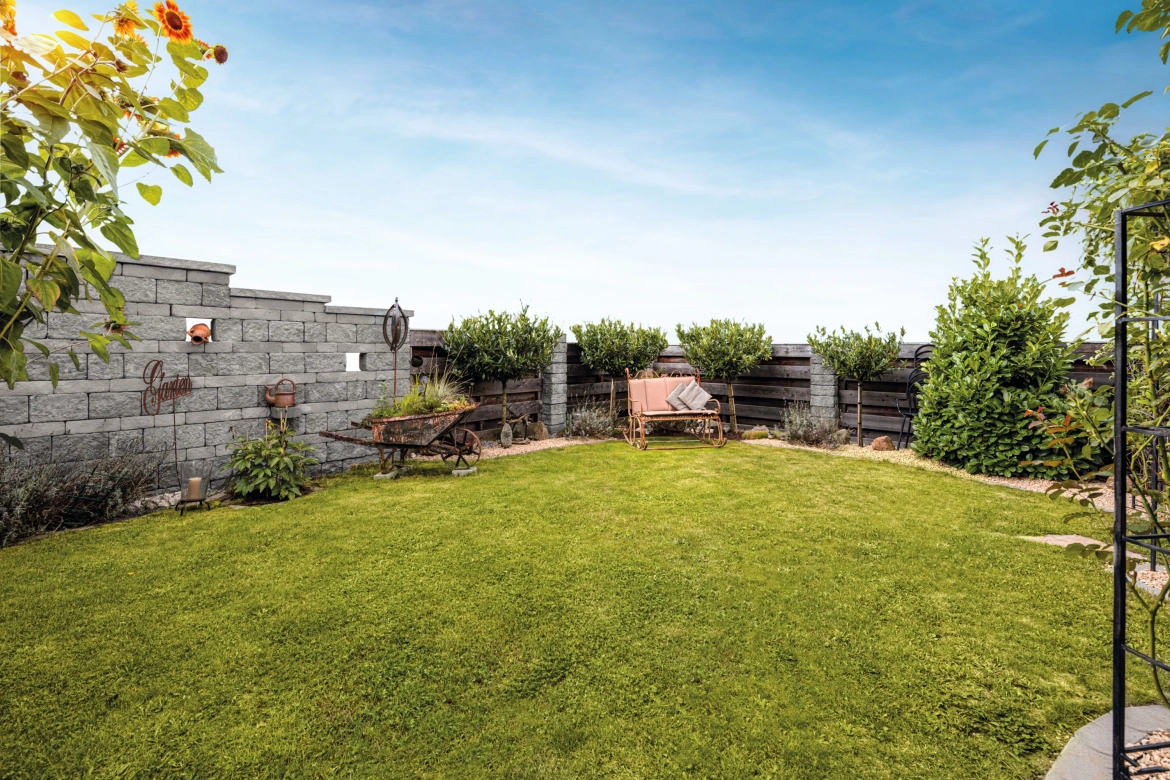 Private garden with wall made of gray and gray-black nuanced concrete block