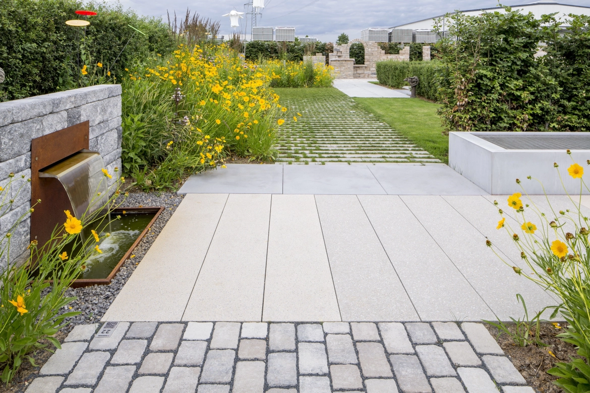 Natürlicher Garten mit unterschiedlichen Pflastersteinen und Terrassenplatten im Ideen-Garten.