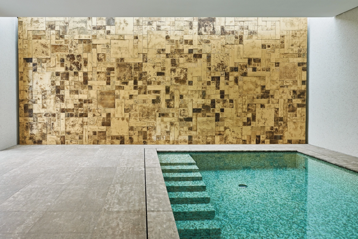 Schwimmbad mit Designfliesen aus Beton