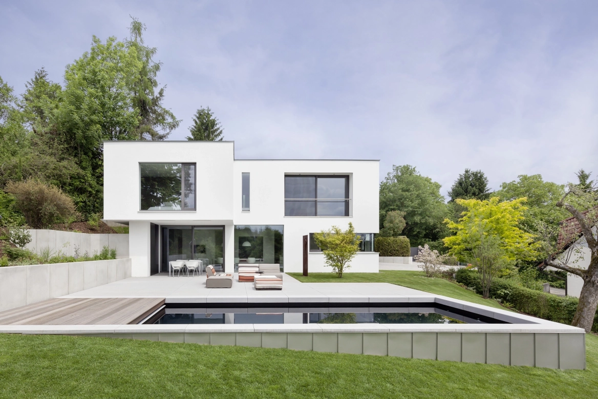 moderne Stadtvilla mit minimalistischen Garten und Pool vor der Terrasse 
