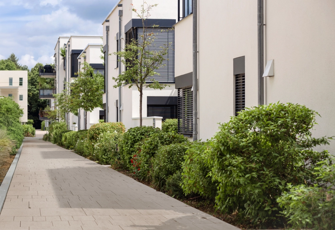 Weg an Häusern entlang