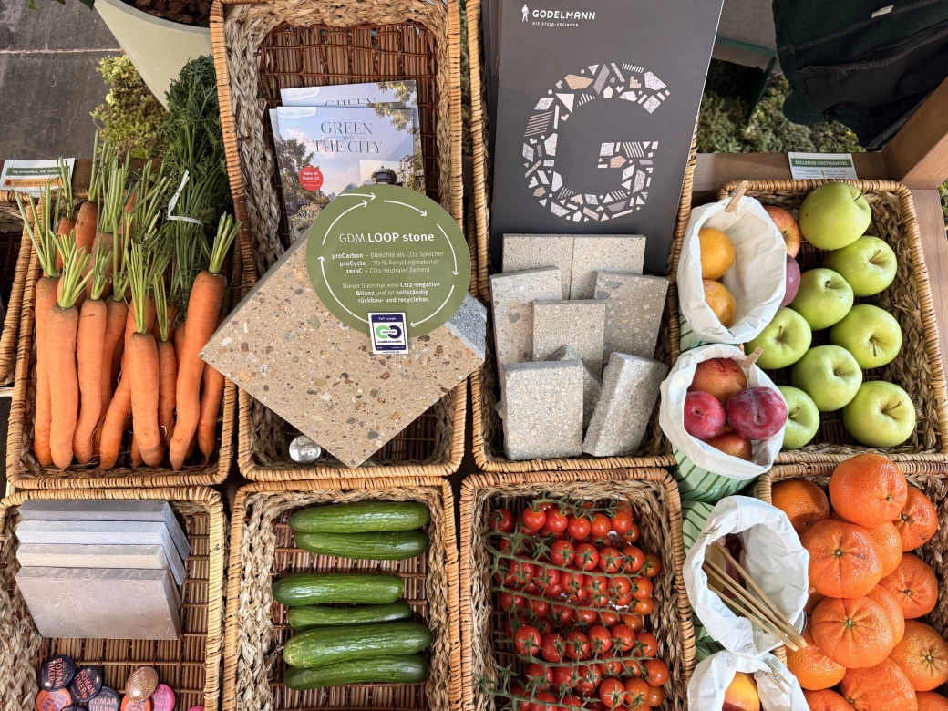 Gemüseauslage im Obststand und Materialien am GODELMANN Messestand