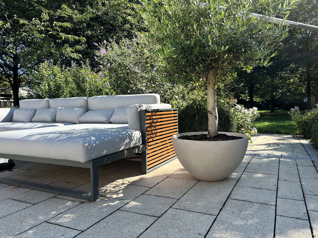 Planter with a smooth surface made of high-performance concrete with air voids