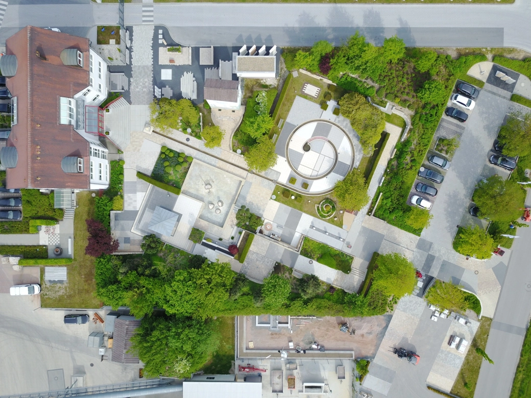 Luftaufnahme des Ideen-Garten mit Bürogebäude .