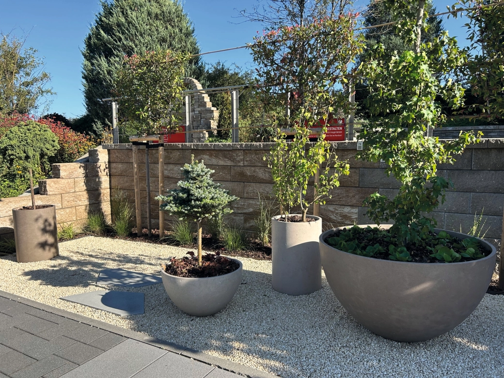 Planted planter with smooth surface made of high-performance concrete with air voids