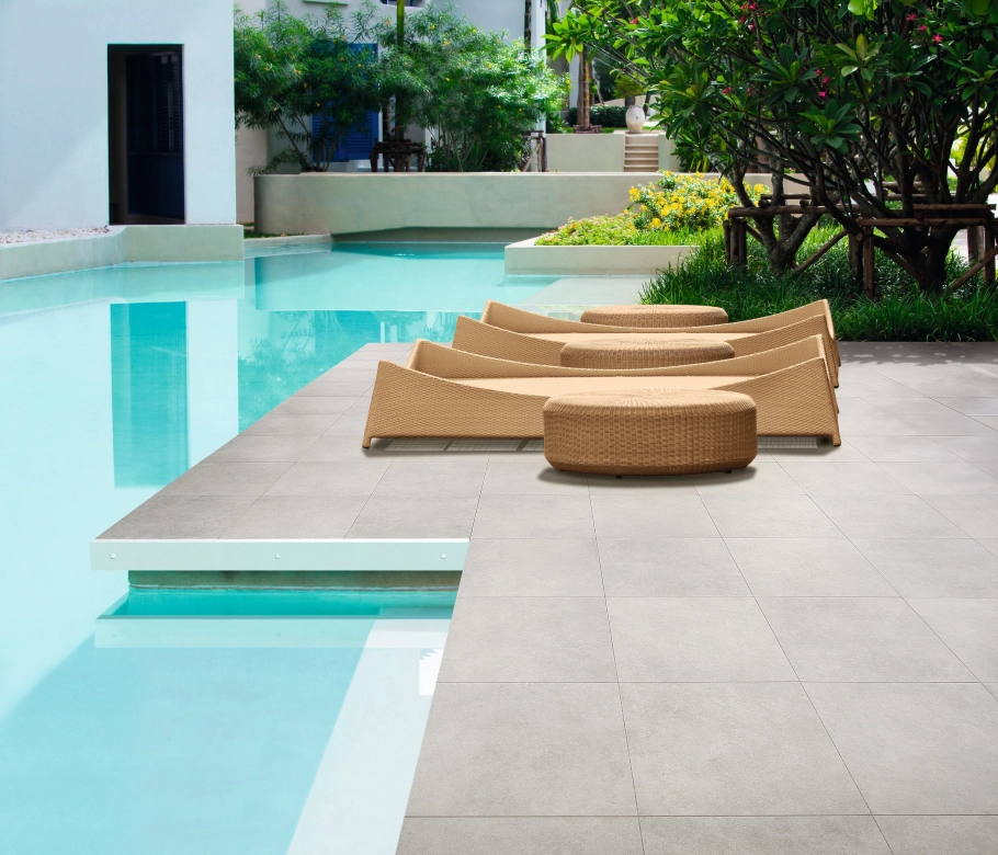 Ein architektonisch reizvoll verwinkelter Pool und weichen Terrassenfliesen 