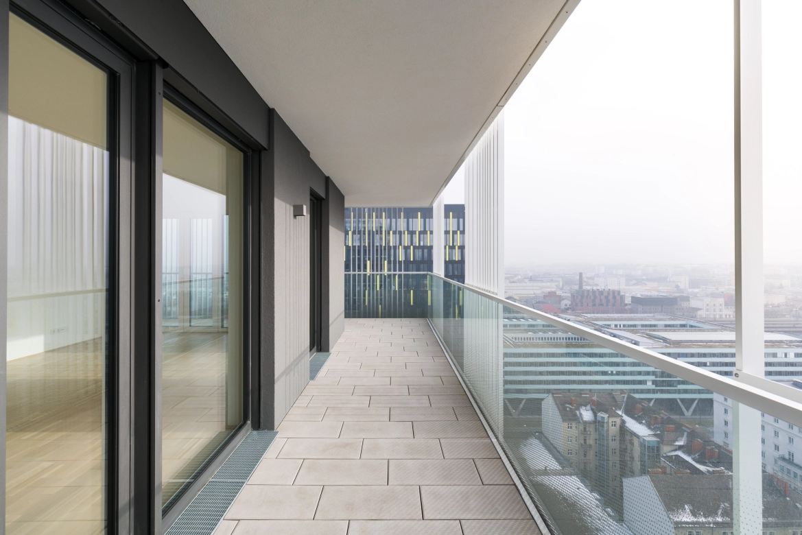 Balkon mit Terrassenplatten sandgrau