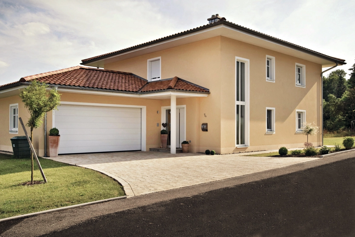 mediterranes Haus mit braun-beige nuancierten Pflaster