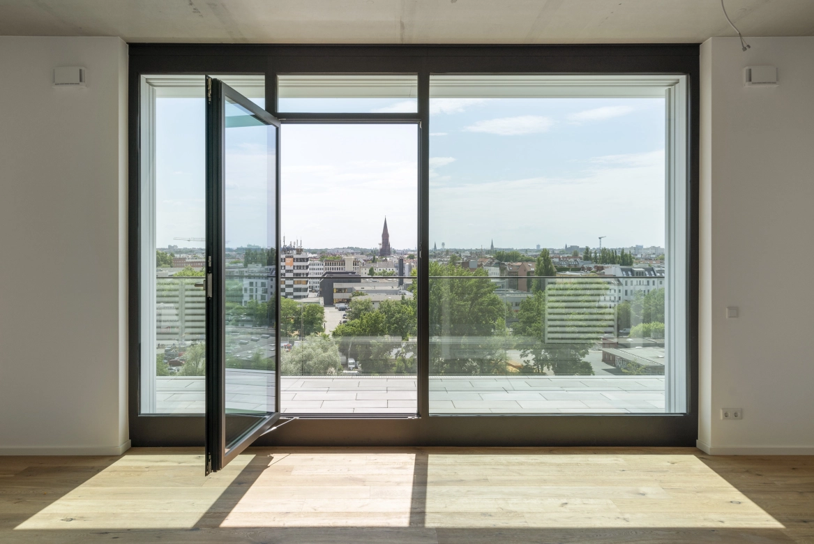 Balkon mit Stufe mit Terrassenplatten sandgrau