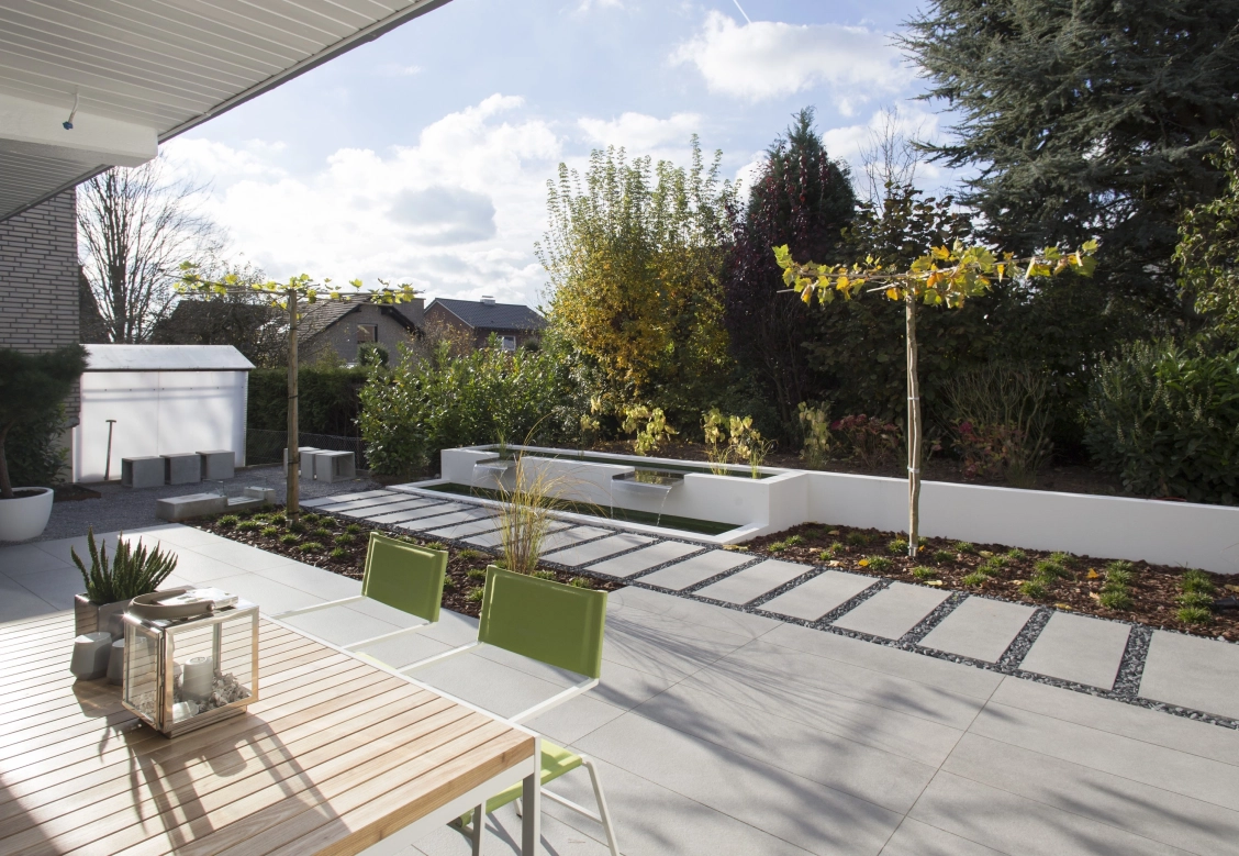private Terrasse mit Betonterrassenplatten und Wasserbecken