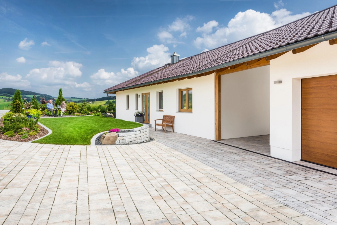 ländliches Haus mit großer Einfahrt und Pflaster in Muschel-kalk