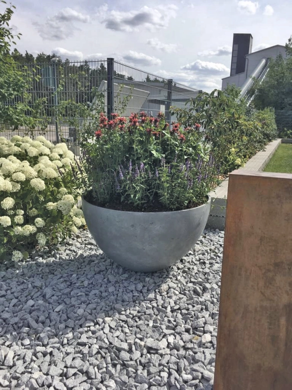 Planter with smooth surface made of high-performance concrete with air voids