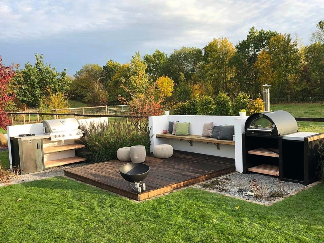 Outdoor kitchen with an open fireplace, a barbecue and an oven