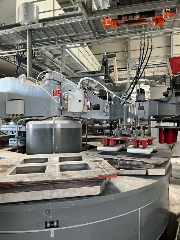  The image was taken in a production hall and shows a hermetic press.