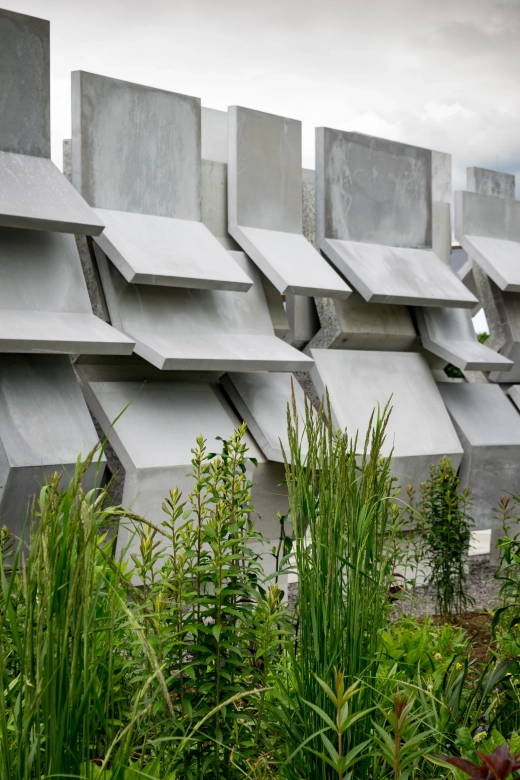 Brutalistische "Betonhecke" im Ideen-Garten in Kirchheim unter Teck.