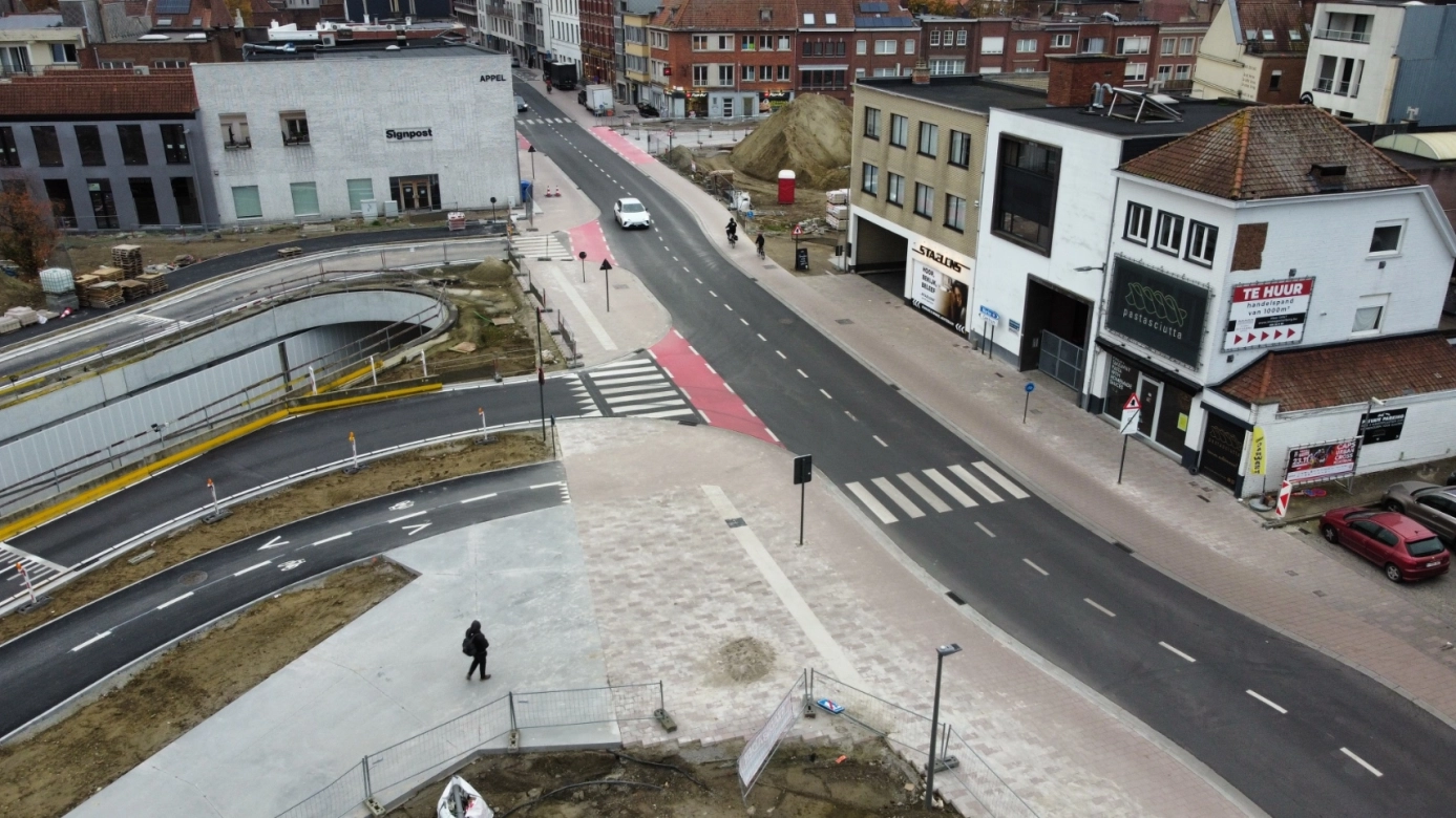 Die Gehwege wurden mit zeroC Pflastersteinen befestigt. Blick auf eine Baustelle an einer asphaltierten Straße in Kortrijk. 