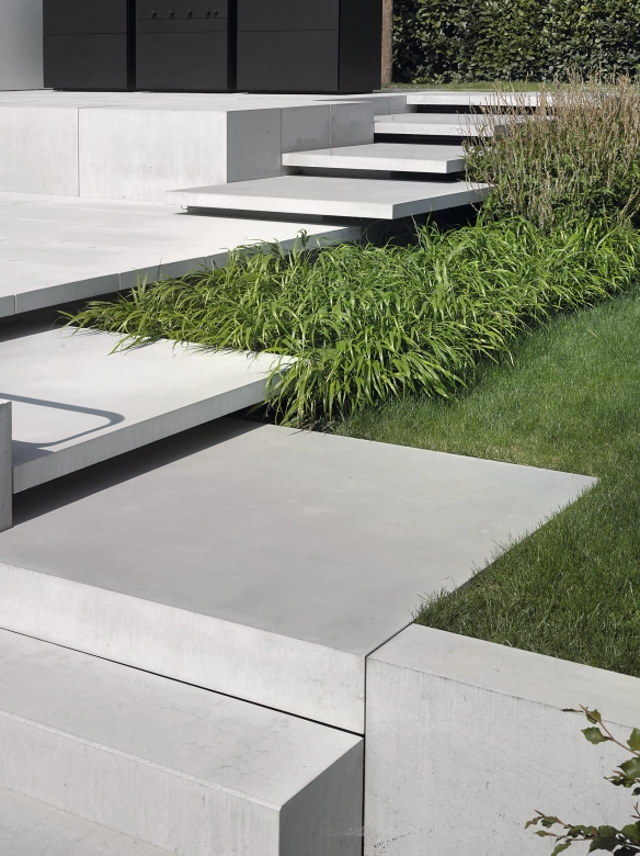 Free-floating stairs made of exposed concrete