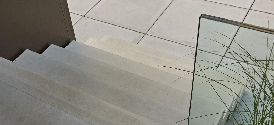 Treppenaufgang vor Terrasse mit großformatigen Terrassenplatten