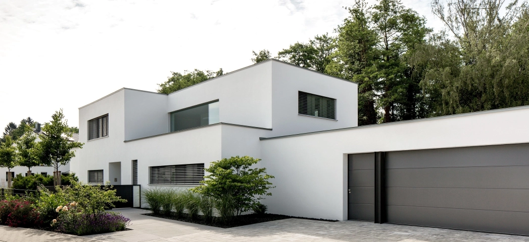 villa terrasse bepflanzt modern
